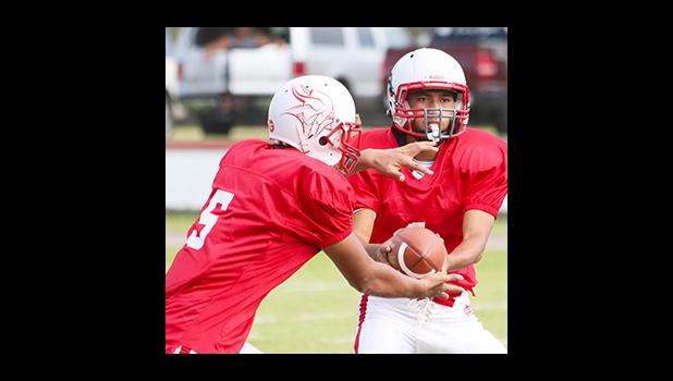 Heini Ta'ase optioning the ball to his running back, and keeping an eye on Leone's defensive end if he would pursue on the run or contain. Unfortunately for Ta'ase and his offense, the Lions defensive unit in the JV division shut them out — 42-0. [photo: TG]