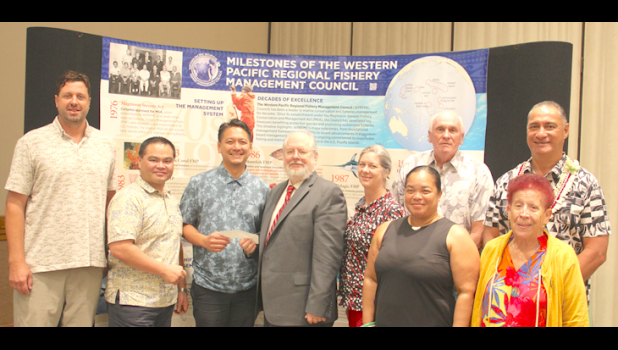 Hawaii Longline Association presents $500,000 to NMFS