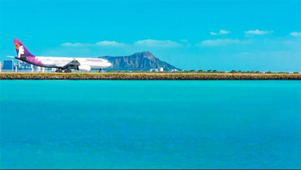 Hawaiian Airlines plane on HNL reef runway