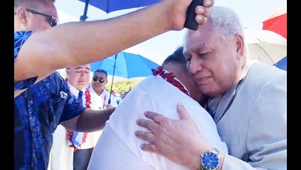 Tuila'epa Sa'ilele Malielegaoi in the arms of the Head of State