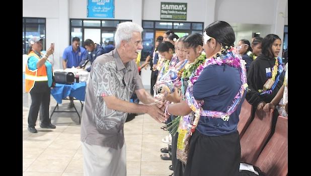 Lt. Governor Pulumataala Ae Ae, Jr. shaking hands