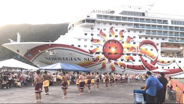 Passengers off Norwegian Sun cruise ship