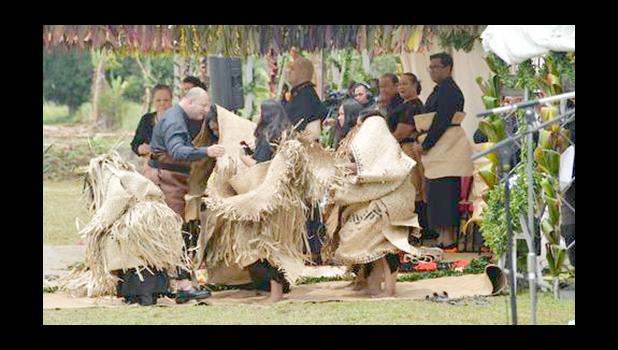  King Tupou VI comforts the family of the late Lord Ma'afu