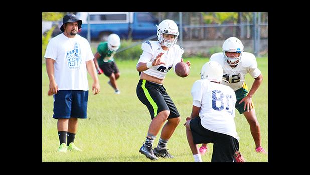 Lions quarterback Vegas Pearson (former Warriors QB) taking reps during practice – while being supervised by coach Langkilde. [photo: TG]