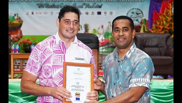 Saimon Lomaloma, left.