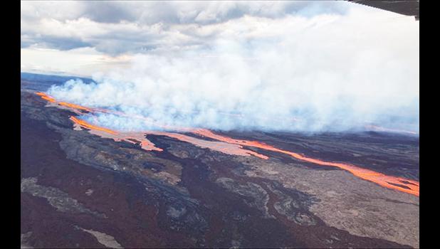 This aerial image released by the US Geological Survey (USGS) from Civil Air Patrol on November 28, 2022, shows the lava on the northeast rift zone of Mauna Loa in Hawaii. Photo: AFP PHOTO / US Geological Survey Mauna Loa eruption in 2022