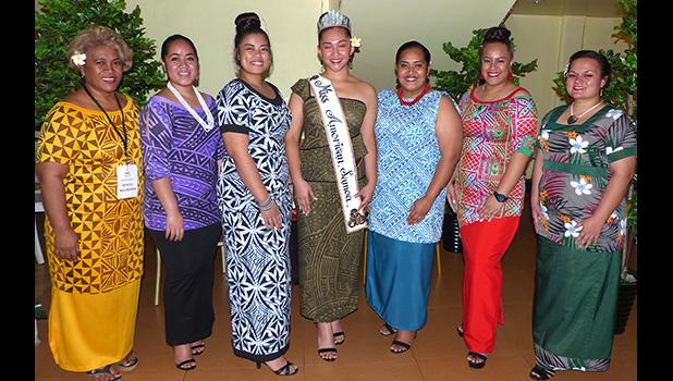  L-R Meafou Imo Peresetene o le MASI; Edwina Laina Lilomaiava Tanielu; Christine Dutrete; Miss Pcific Islands Matauaina Toomalatai, Talileleia Ifoitaua Fiatama'ita'i Tasi; Brittney Unasa Galo; ma Magalita Philomena Johnson. Tala o le tauvaga i le lomiga o le Lali.