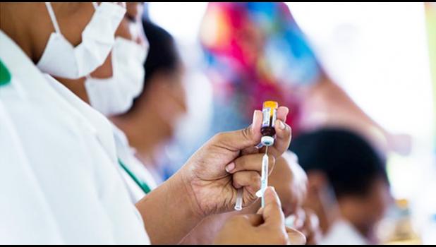 Nurse April Wilson (L) and team leader Luisa Popo preparing vaccinations