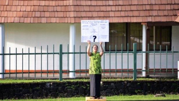  Moira Maiava holding her one woman protest for better health care