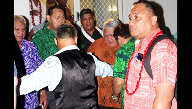 Prime Minister Tuilaepa surrounded by Samoans