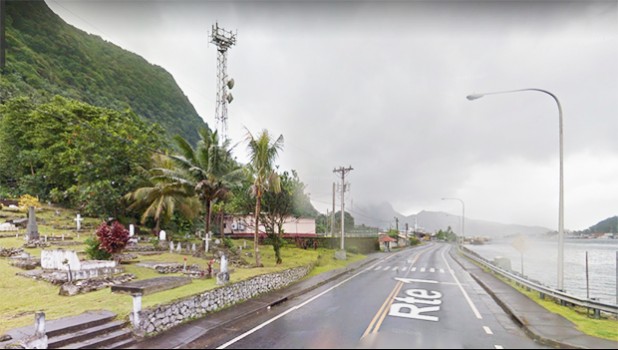 The road into Autu'u village