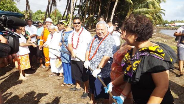  Samoa PM and helping hands haul submarine cable ashore [Photo: RNZI/Autagavaia Tipi Autagavaia] 