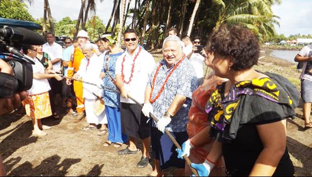  Samoa PM and helping hands haul submarine cable ashore [Photo: RNZI/Autagavaia Tipi Autagavaia]     