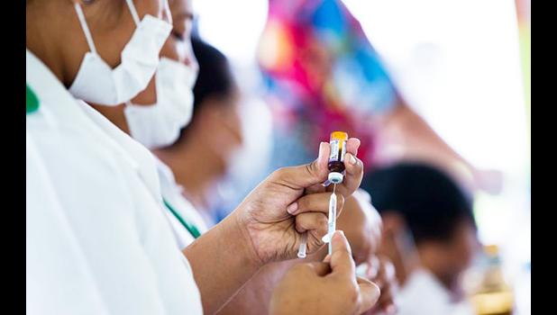  Nurse April Wilson (L) and team leader Luisa Popo preparing vaccinations