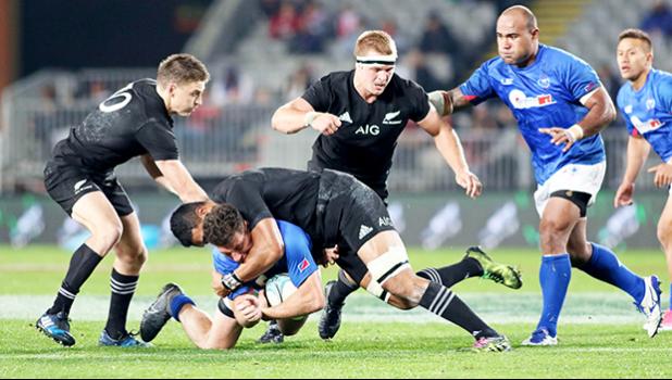 Manu Seven's star Faalemiga Selesele, rushes to support his teamate.  The New Zealand All Blacks defeated Manu Samoa 15s 78-0 at Eden Park, Auckland, New Zealand.   [Photo: Barry Markowitz]