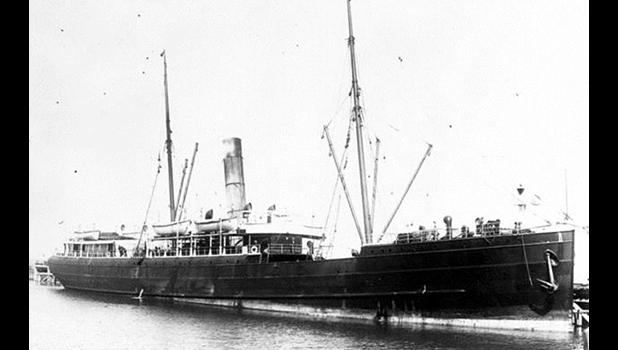  The steamship Talune at the Napier breakwater in 1908.