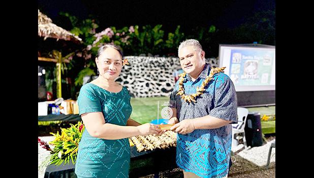 Tavita with award
