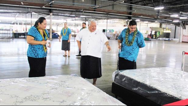 Prime Minister Tuilaepa flnaked by SSAB's owner Fiti Leung Wai, the brainchild behind Sleepwell Interantional. [Samoa Planet]