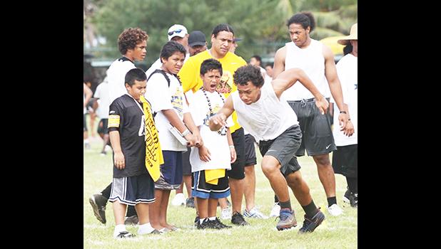 Polamalu with young American Samoa athletes