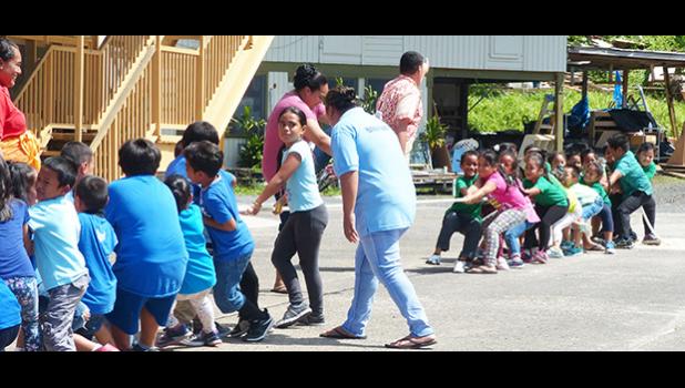Ua o'o i le sailiga o le siamupini o le Tosoga Maea ma e le'i fa'avaivai lava le Green Team, a'o le Blue lava ia e le faigofie ona faia'ina.  [ata: Leua Aiono Frost]
