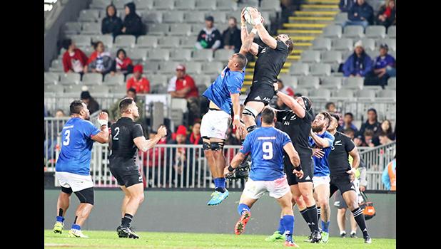 Manu Samoa's Piula Faasalele battles unsuccessfully for the ball during a lineout.  The New Zealand All Blacks defeated Manu Samoa 15s 78-0 at Eden Park, Auckland, New Zealand.  [Photo: Barry Markowitz]