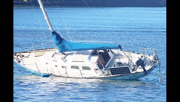 Sailboat aground near Aua