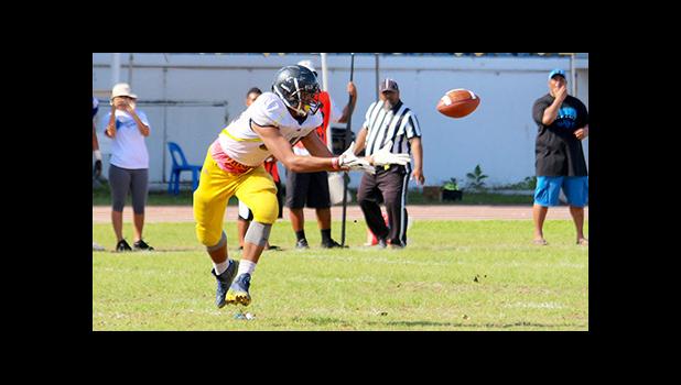 Nu’uuli Wildcats tight-end focusing on securing this pass from Fano, during their JV game against the Sharks last Saturday morning. [photo: TG]