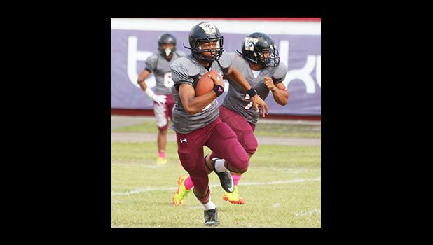 Tala Sufia, quarterback for the Warriors, storming through midfield to take this one all the way to the end zone for his first touchdown of the game, against the Sharks last Saturday morning. Tafuna won 28 - 12. [photo: TG]