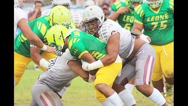 Warriors inside linebackers Elden Titania and Setefano Galea’i 