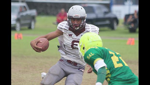 Francisco Mauigoa rolling out to the sidelines