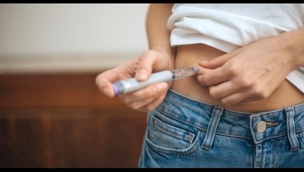 WOMAN INJECTING WEIGHTLOSS DRUG