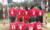 O se va'aiga lea i le toniga fa'apitoa e ta'a'alo ai tama'ita'i o le ‘au Handball a Amerika Samoa ma ua tusia ai o latou fa'ai'u i le papatua, e lelei e iloa ai le teine ta'alo ma lona tupuaga.  [ata: Leua Aiono Frost]