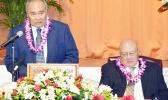Moeiini fofoga o le Fa’amasino Sili ia Michael Kruse a o fa’afofoga ma le toto’a i le lauga a le ali’i kovana ia Lolo Matalasi Moliga, i le tatala aloaiaina o le Fono Faitulafono i lana tauaofiaga lona 3 i le masina o Iulai na te’a nei i le Fale Laumei.  [ata AF]