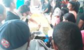 Local artist Reggie Meredith-Fitiao showing kids from the FIT summer program, how to 'elei using 'ulu leaves, fala, and potato stamps. [Courtesy photo]