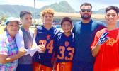 O se va'aiga i le fanau a'oga ua fa'aaogaina tatau le avanoa na fa'asoa atu ai fo'i se iloa o lo'o ta'alo ai le ali'i lauiloa a le 49ers Louis Murphy i le aso To'ona'i ua te'a, fa'atasi ma le tina o Etenauga Lutu.  [ata: Leua Aiono Frost]
