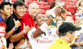 Perry Baker's blazing speed has made him the hottest star on the HSBC 7s Circuit, always asked for selfies here at the Singapore Sevens, Day 1, National Stadium, Singapore [Photo: Barry Markowitz]