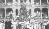 Christmas tree and crowd in front of Iolani Palace in Honolulu