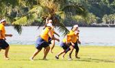 Teine o le Pago Girls i le tau taofiina o le polo i le latou ta’aloga ma le ‘au a Teine o le Seaula o Aoa. Manumalo Aoa i lea ta’aloga. [Ata:THA]