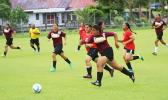 A Tafuna Warriors’ player dribbles during a promising attack against the Faga’itua Vikings 