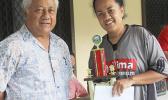 Salevu Filiva’a of Taputimu Youth receives her women’s 2018 FFAS National League MVP award from FFAS President, Sen. Faiivae Iuli Alex Godinet 