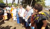 Samoa PM and helping hands haul submarine cable ashore [Photo: RNZI/Autagavaia Tipi Autagavaia] 