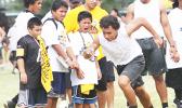 Polamalu with young American Samoa athletes